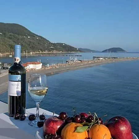 Hotel Flisvos Beachfront 3*